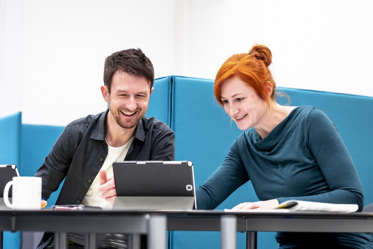 Lehrerinnen und Lehrer unterrichten aus der Ferne mithilfe digitaler Hilfsmittel (Foto: Universit&auml;t Passau: CC BY 4.0: https://creativecommons.org/licenses/by/4.0/)