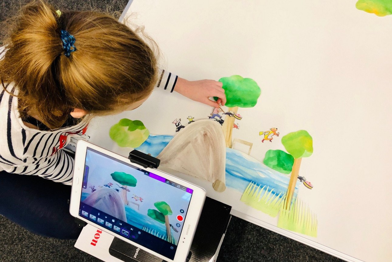 Sch&uuml;lerinnen und Sch&uuml;ler erstellen Stop-Motion-Videos (Foto: Universit&auml;t Passau)