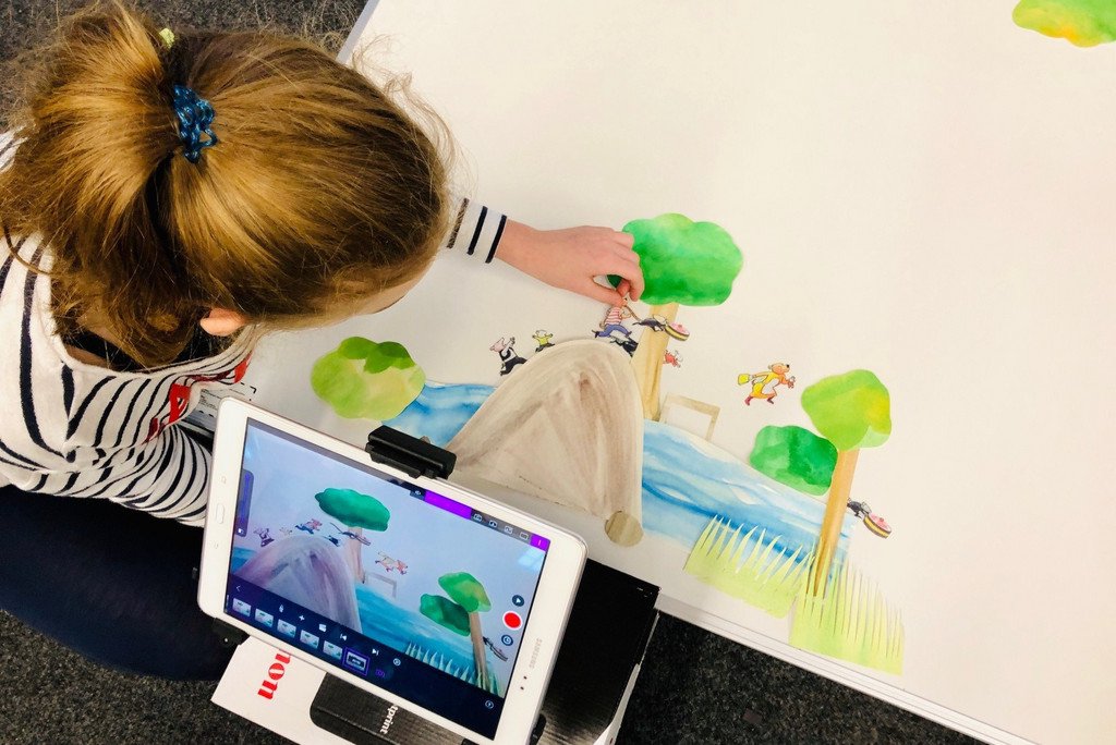 Schülerinnen und Schüler erstellen Stop-Motion-Videos (Foto: Universität Passau)