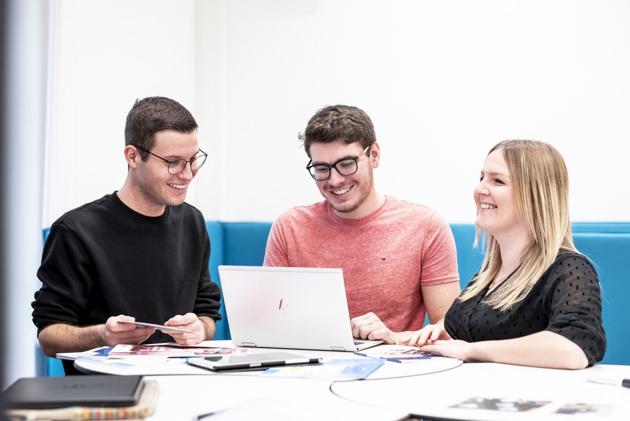 Digitale Studierendenbefragung unter drei Studierenden (Foto: Universit&auml;t Passau: CC BY 4.0: https://creativecommons.org/licenses/by/4.0/)