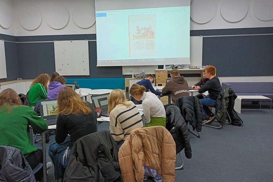 Schülerinnen und Schüler in einer Arbeitsphase (Foto: Johannes-Gutenberg-Gymnasium Waldkirchen))