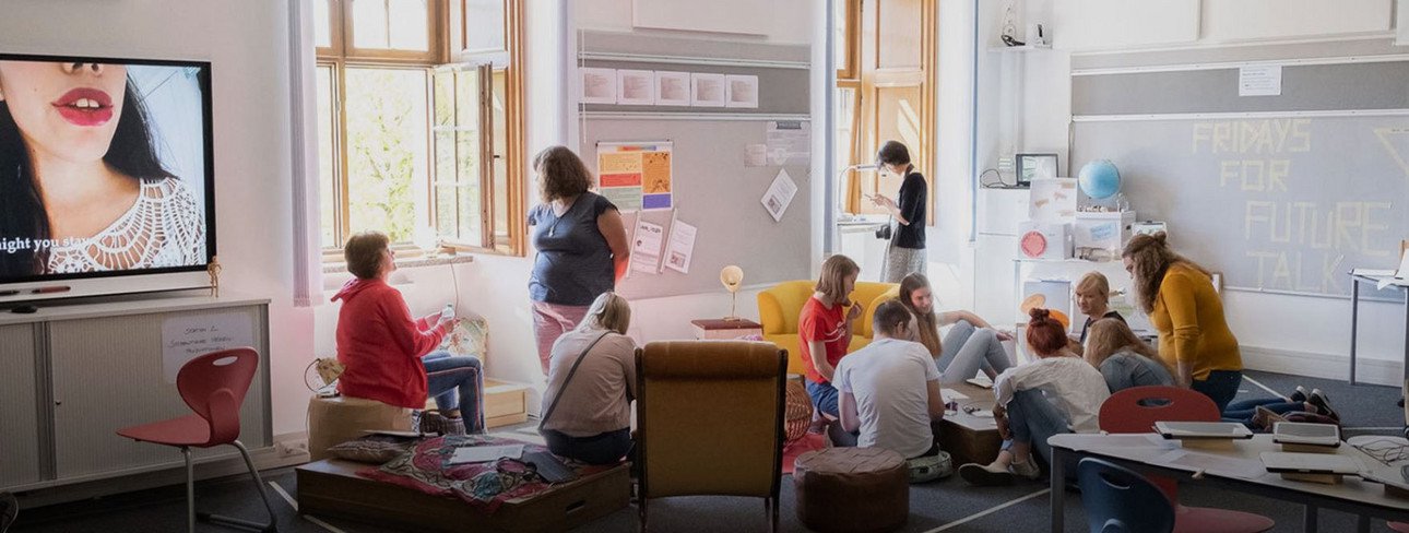 Besucherinnen und Besucher der IML-Ausstellung im DiLab-Klassenzimmer (Foto: Universit&auml;t Passau)