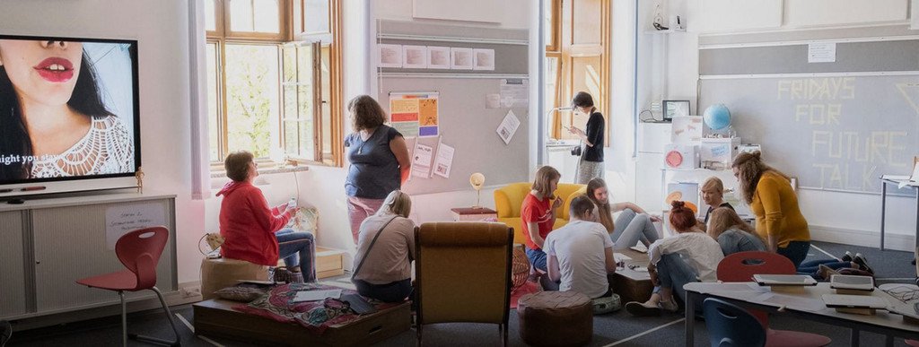 Besucherinnen und Besucher der IML-Ausstellung im DiLab-Klassenzimmer (Foto: Universität Passau)