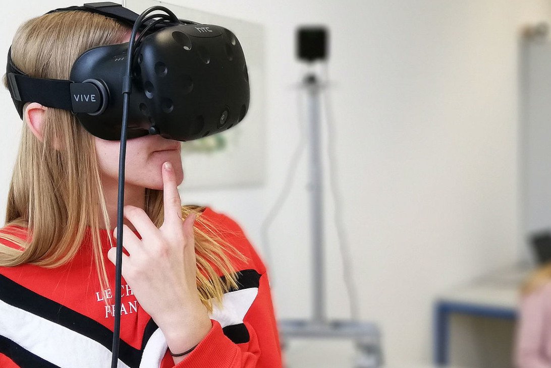 Sch&uuml;lerin mit VR-Brille (Foto: Universit&auml;t Passau)