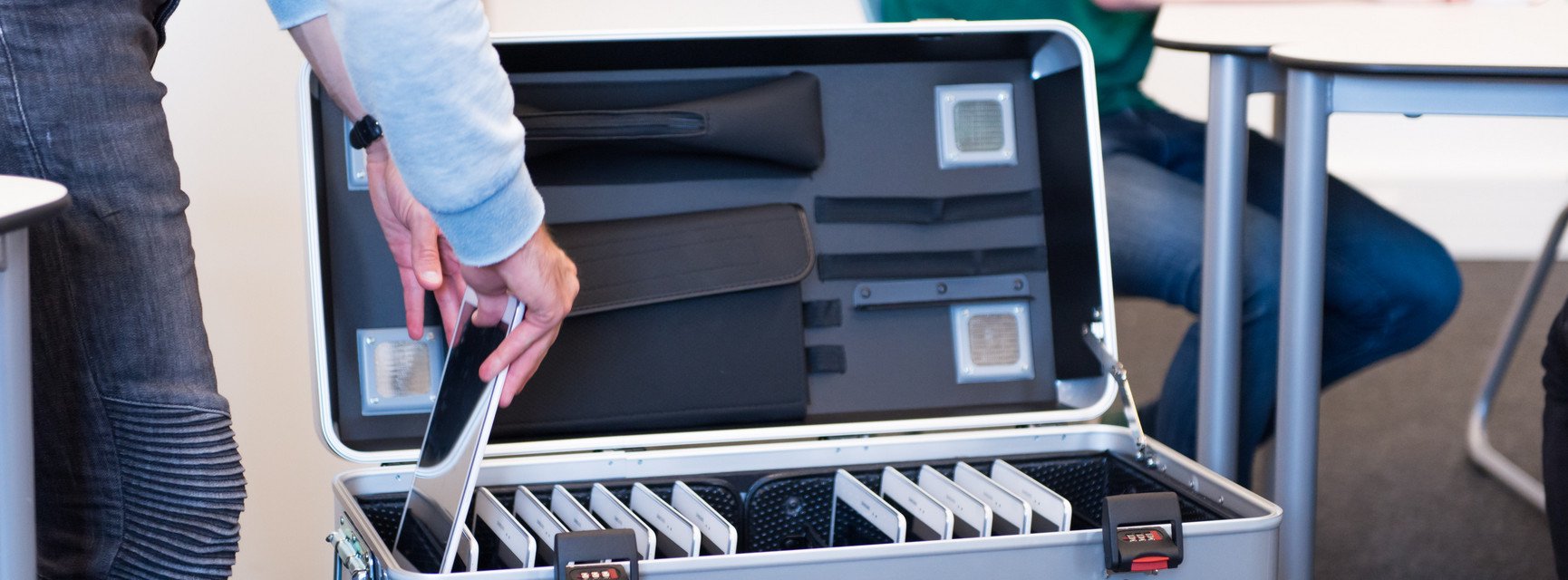 Tablets in einem Transportkoffer