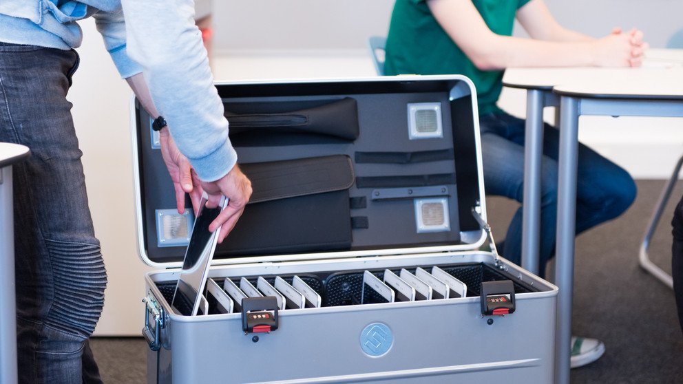 Tablets in einem Transportkoffer
