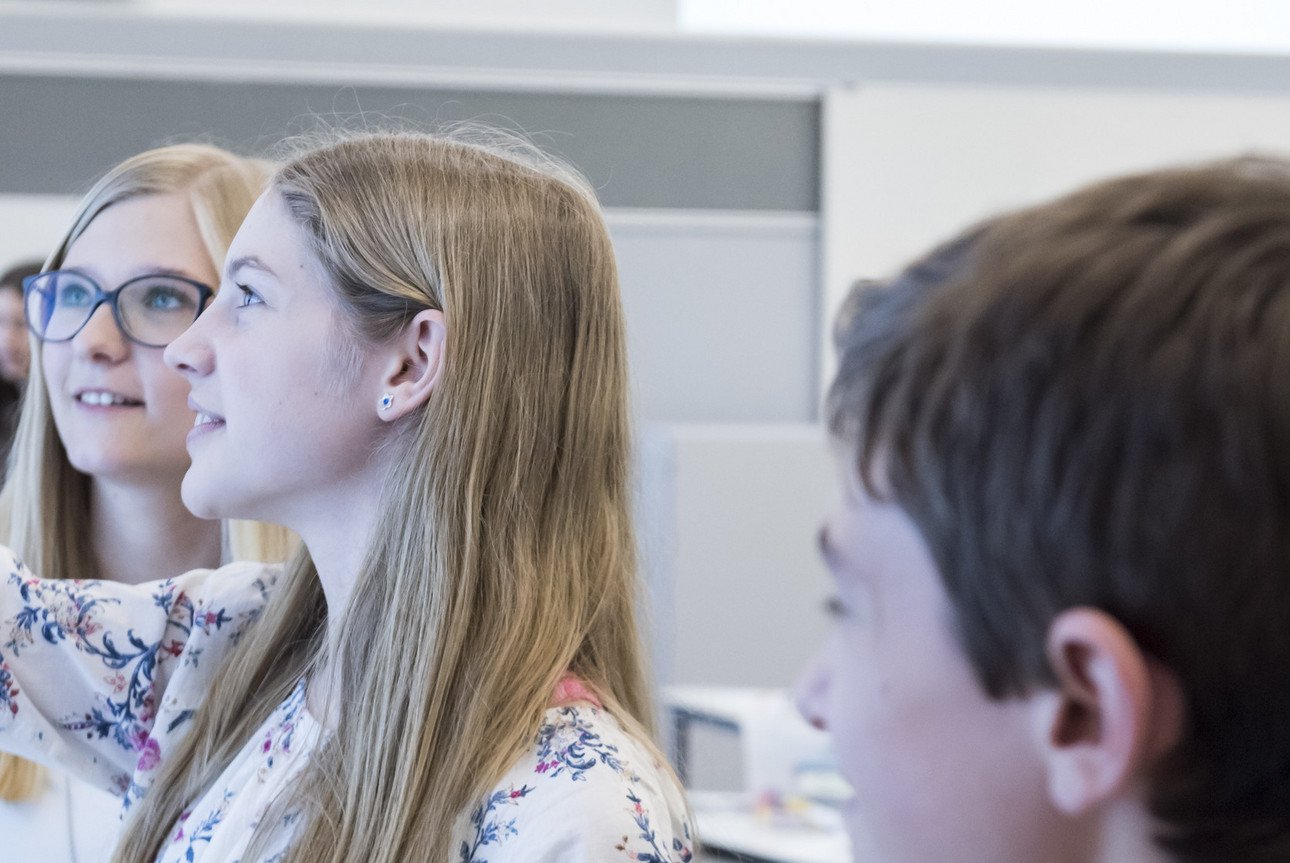 Sch&uuml;lerinnen und Sch&uuml;ler arbeiten mit einer interaktiven Tafel (Foto: Universit&auml;t Passau)