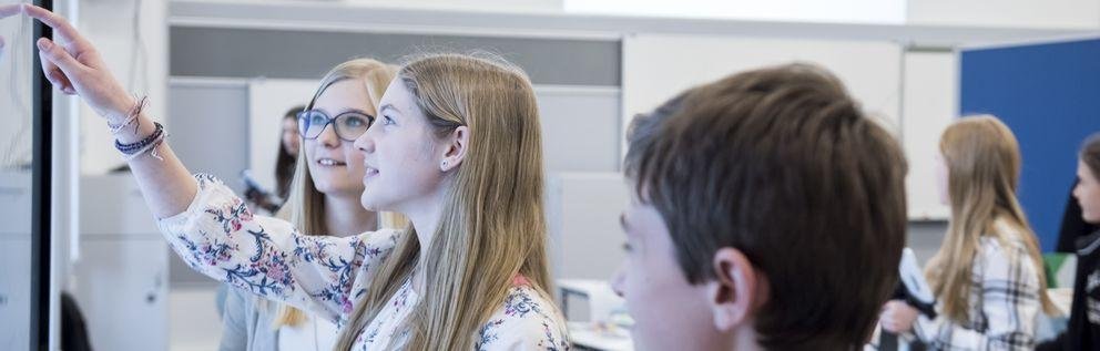 Schülerinnen und Schüler arbeiten mit einer interaktiven Tafel (Foto: Universität Passau)