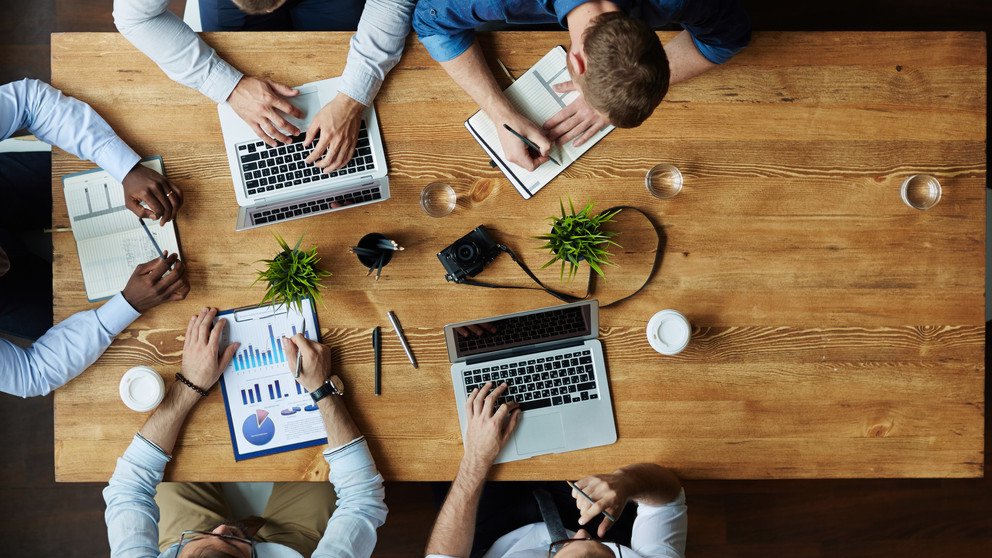 Junge Menschen vertieft in ihre Arbeit am Laptop