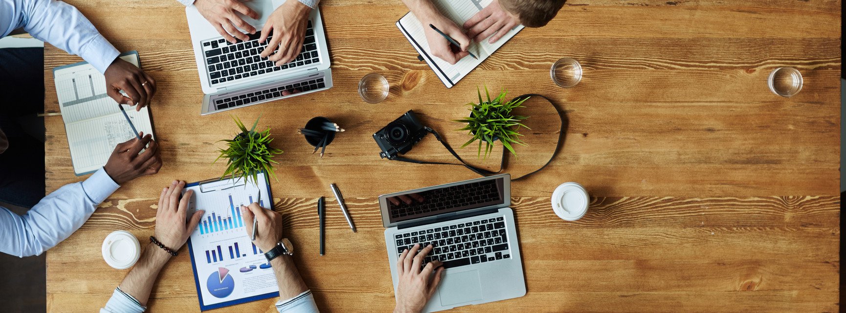 Junge Menschen vertieft in ihre Arbeit am Laptop