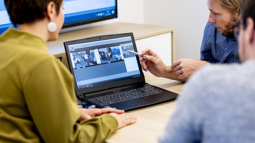 Lehrende werten gemeinsam eine Unterrichtsbeobachtung aus (Foto: Universität Passau: CC BY 4.0: https://creativecommons.org/licenses/by/4.0/)