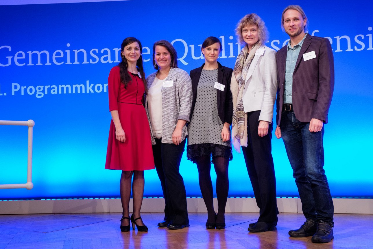 Von links nach rechts: Dr. Sabrina Kufner, Ines Brachmann, Susanne Lermer, Prof. Dr. Jutta M&auml;gdefrau, Dr. Christian M&uuml;ller (Foto: Andr&eacute; Wagenzik)