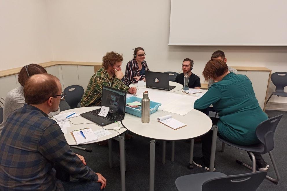 Teilnehmerinnen und Teilnehmer am Workshop beschäftigen sich mit der Frage, wie die Wissensvermittlung, -produktion und -nutzung mittels neuer Medien und Technologien gelingen kann. (Foto: Viola Huang)