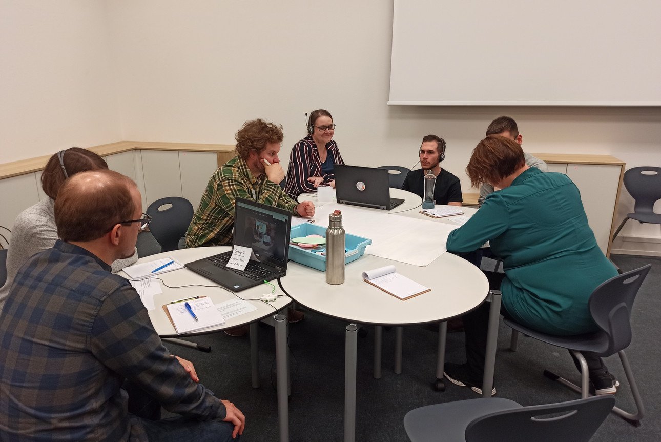 Teilnehmerinnen und Teilnehmer am Workshop besch&auml;ftigen sich mit der Frage, wie die Wissensvermittlung, -produktion und -nutzung mittels neuer Medien und Technologien gelingen kann. (Foto: Viola Huang)