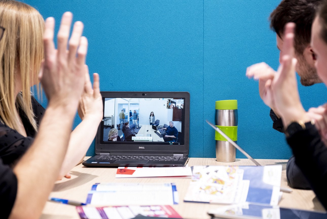Teilnehmerinnen und Teilnehmer eines Webinars arbeiten &uuml;ber die Distanz zusammen (Foto: Universit&auml;t Passau: CC BY 4.0: https://creativecommons.org/licenses/by/4.0/)