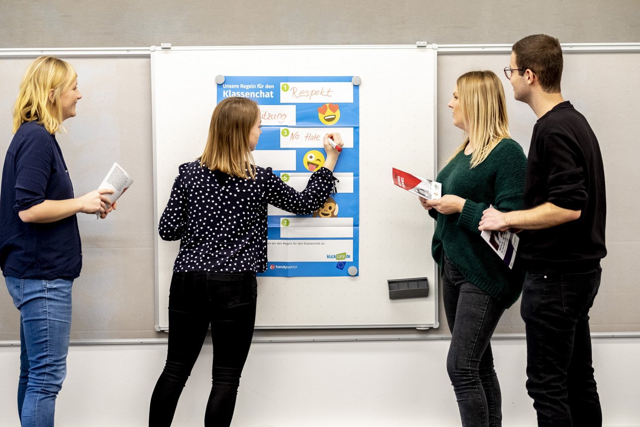 Lehrkr&auml;fte und Studierende kooperieren miteinander (Foto: Universit&auml;t Passau: CC BY 4.0: https://creativecommons.org/licenses/by/4.0/)