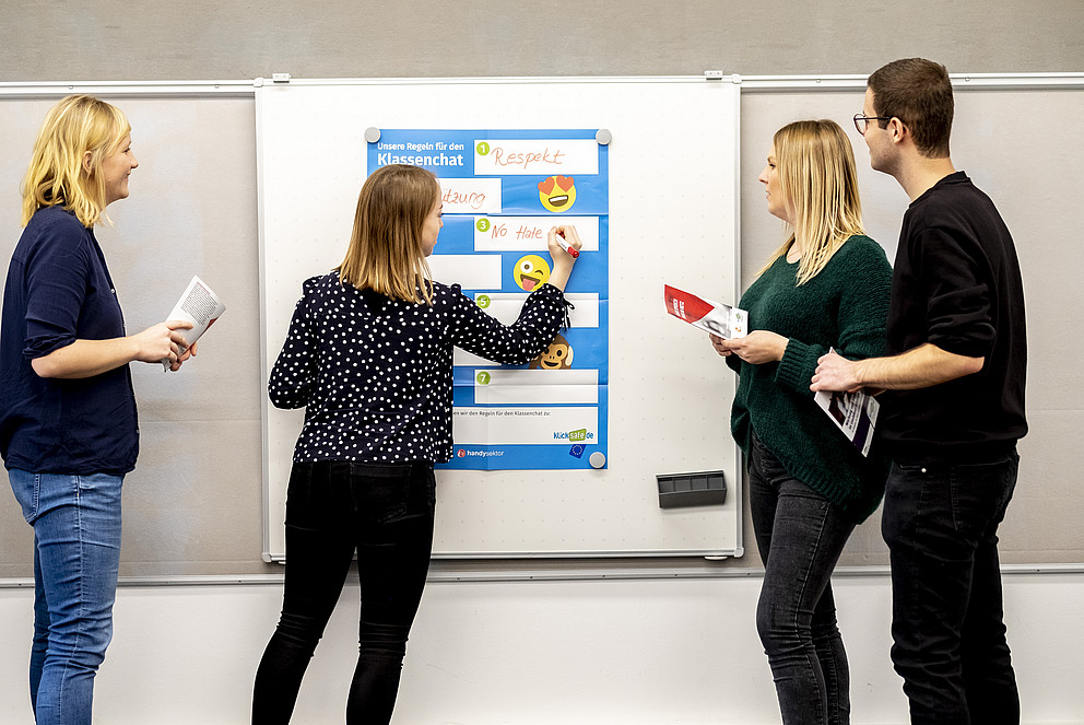 Lehrkräfte und Studierende kooperieren miteinander (Foto: Universität Passau: CC BY 4.0: https://creativecommons.org/licenses/by/4.0/)
