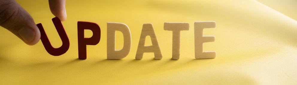 "UPDATE"word made from colored wooden letters with human's finge Update (Foto: Colourbox)