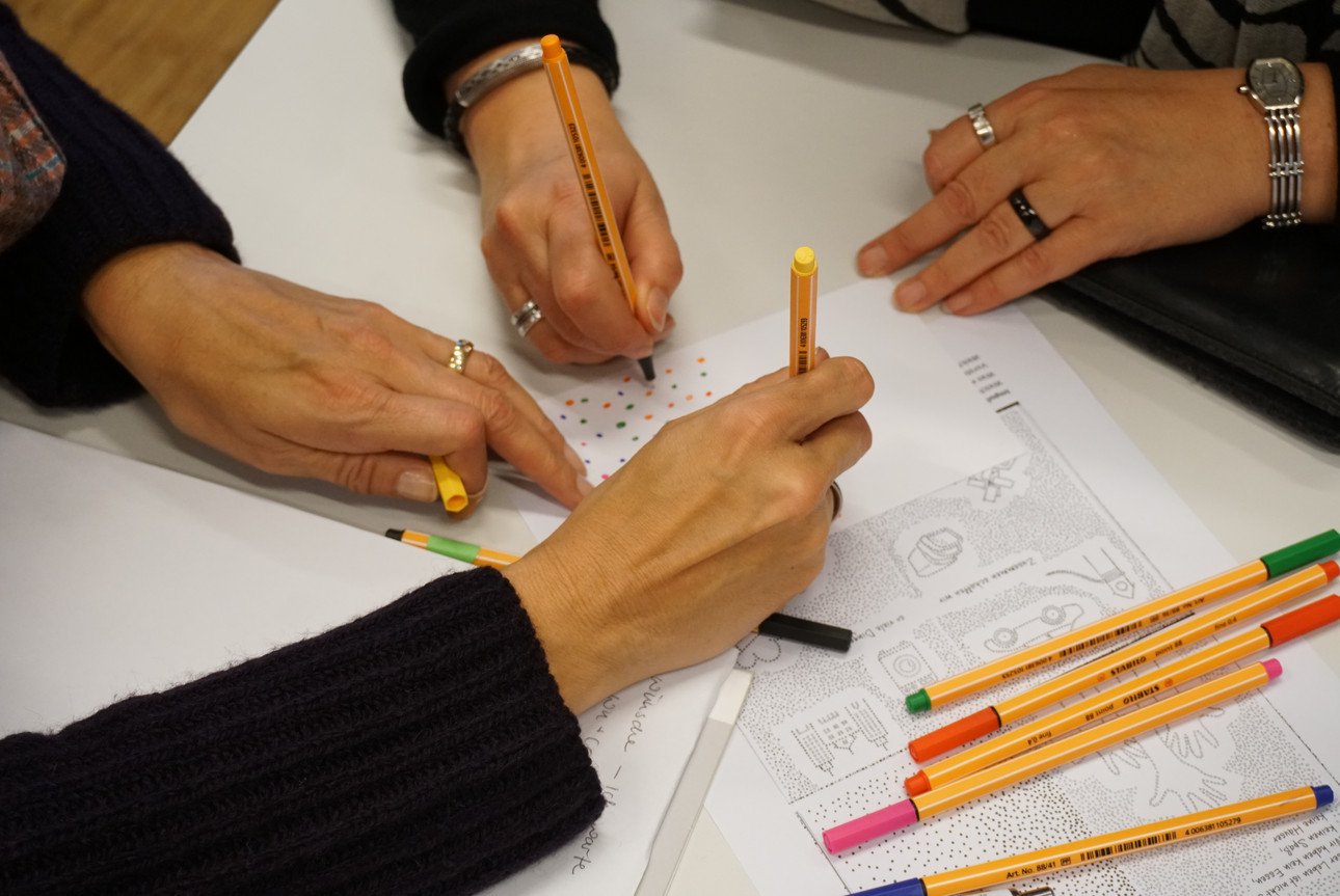 Interessierte Teilnehmende erkunden einen interdisziplin&auml;ren Zugang zur Information and Media Literacy (Foto: Staatsinstitut f&uuml;r Schulqualit&auml;t und Bildungsforschung)