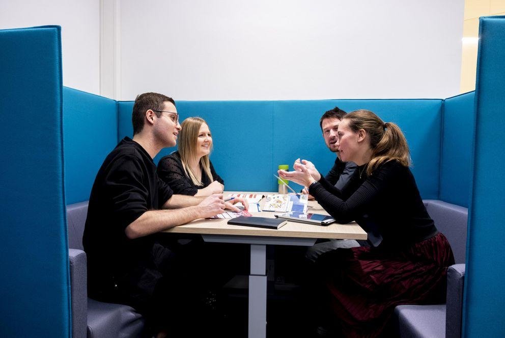 Studentische Hilfskräfte diskutieren im neuen DiLab-Lehrerzimmer (Foto: Universität Passau: CC BY 4.0: https://creativecommons.org/licenses/by/4.0/)