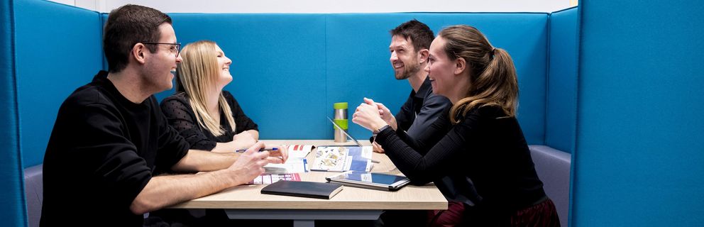 Studentische Hilfskräfte diskutieren im neuen DiLab-Lehrerzimmer (Foto: Universität Passau: CC BY 4.0: https://creativecommons.org/licenses/by/4.0/)