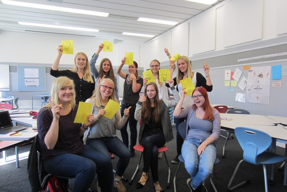 Lehramtsstudentinnen pr&auml;sentieren ihre Ergebnisse aus einem SKILL-Modellseminar auf einer Mini-Konferenz (Foto: Mirjam Dick und Romina Seefried)