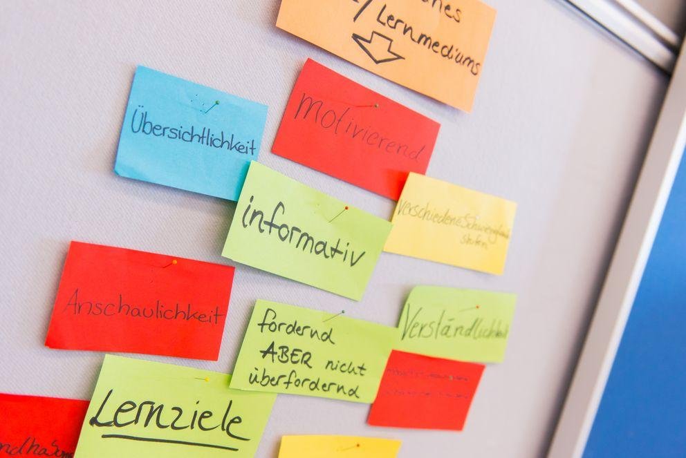 Bunte Moderationskarten an den Wänden des Didaktischen Labors (Foto: Universität Passau) Bunte Moderationskarten an den Wänden des Didaktischen Labors (Foto: Universität Passau)