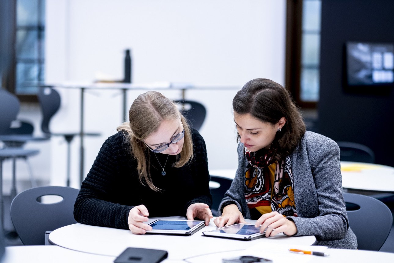 Kollaboration mithilfe von Tablets (Foto: Universit&auml;t Passau: CC BY 4.0: https://creativecommons.org/licenses/by/4.0/)